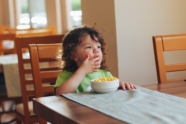 Criança comendo